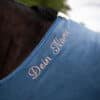 Abschwitzdecke Pferd Hellblau Rosegold und individueller Bestickung auf Abschwitzdecke mit eigenem Name made in Germany Detailaufnahme Bestickung am Hals