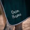 Abschwitzdecke Pferd Smaragd Silber und individueller Bestickung auf Abschwitzdecke mit eigenem Name made in Germany Detailaufnahme