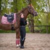 Schabracke Chevalior Made in Germany in Rosa mit Namen Bestickung auf Fuchs