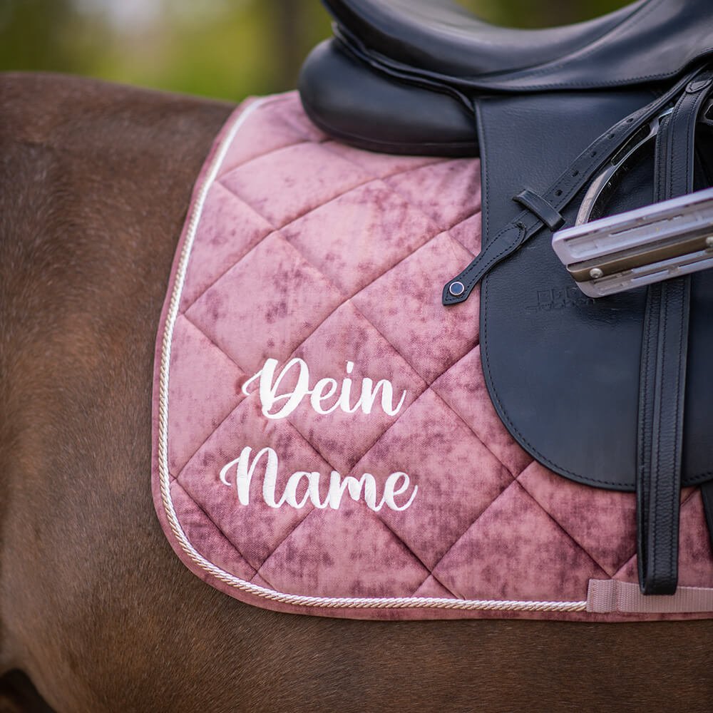 Chevalior_Marble_Mauve_Outfit_Schabracke_Bestickung_Detail